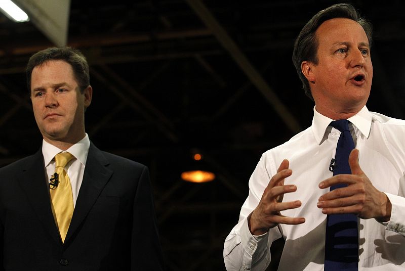 Cameron y Clegg defienden la coalición de Gobierno en su momento más bajo