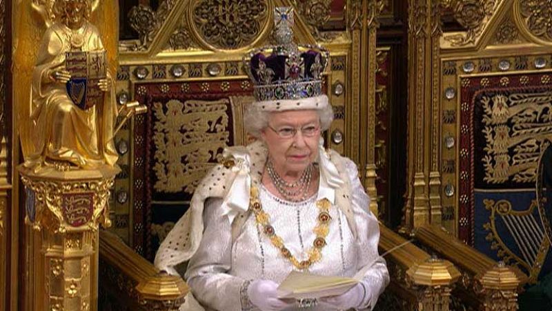 Isabel II presenta la reformas de los lores y de los bancos como las prioridades del Gobierno