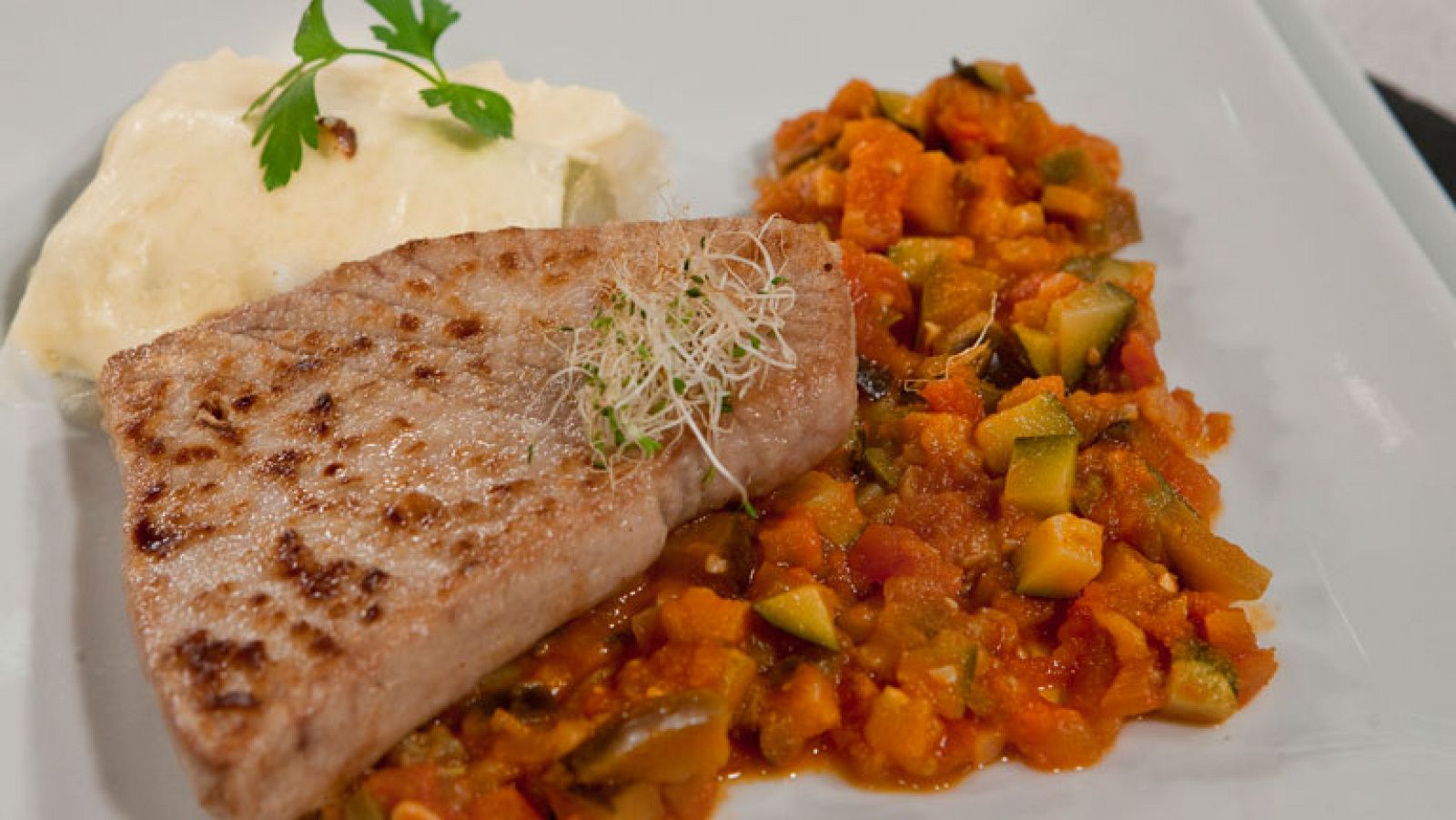 Atún con pisto y  puerros gratinados