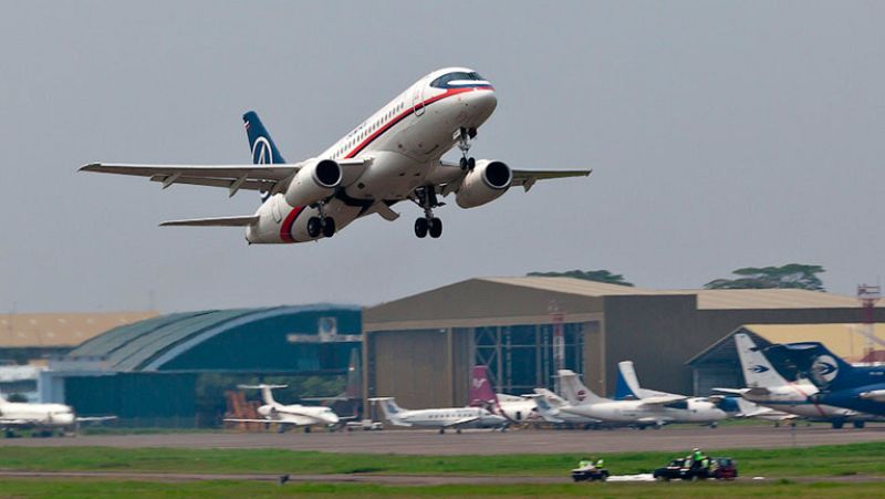 Recuperan los cadáveres y ningún superviviente del avión ruso estrellado en Indonesia