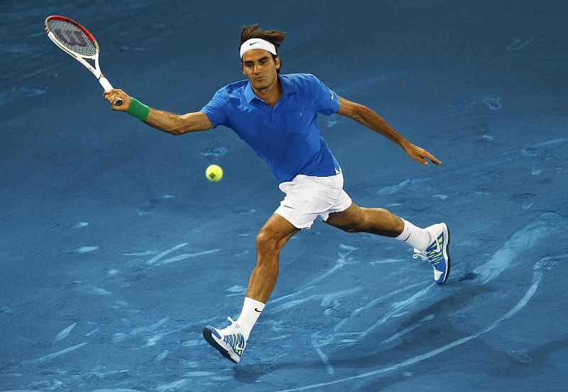 Roger Federer sufre para derrotar al cañonero Raonic en Madrid