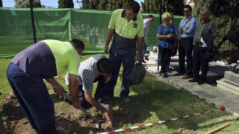 Hallan una caja y restos que serán analizados en la exhumación de un 'bebé robado' en Alicante