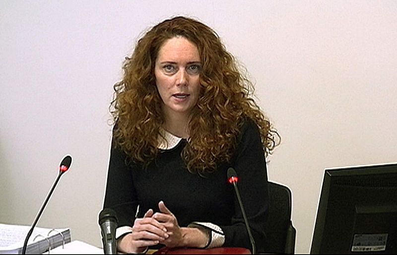 Cameron envió mensajes de apoyo a la excolaboradora de Murdoch, Rebekah Brooks
