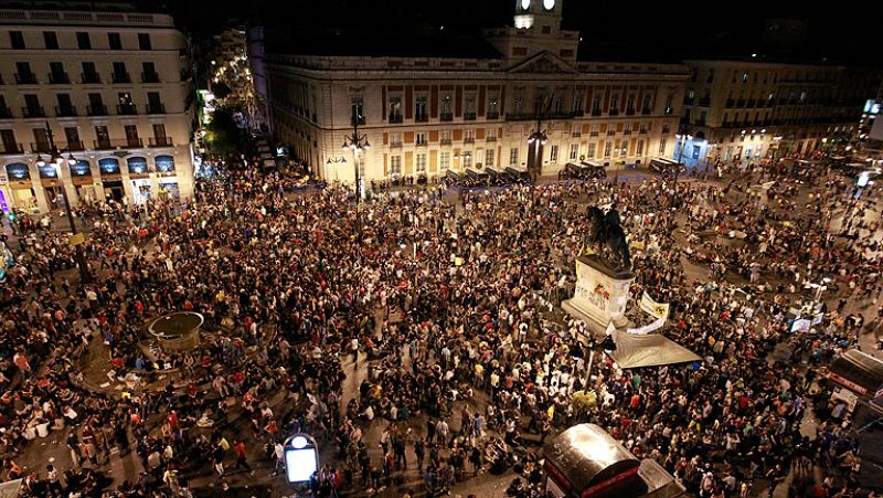 Los límites de hora no acallan a los "indignados" en la Puerta del Sol un año después