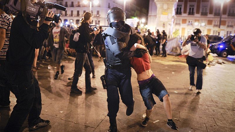 La Policía desaloja a los 200 "indignados" que permanecían esta noche en la Puerta del Sol