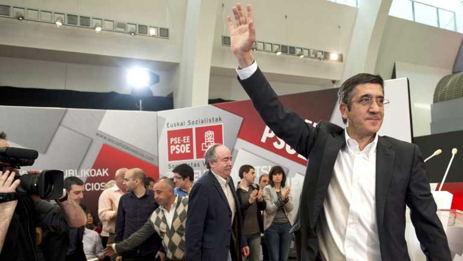 El lehendakari defiende que seguirá al frente del gobierno autonómico