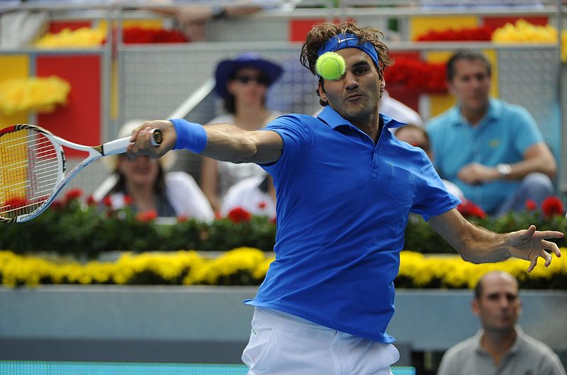 Federer, rey de la pista azul de Madrid ante la dura oposición de Berdych