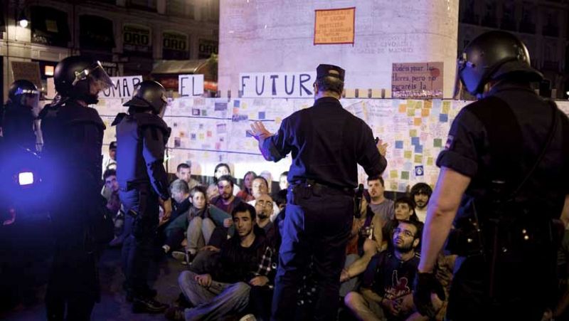 Los "indignados" del 15M se trasladan de la Puerta del Sol a la sede de Bankia
