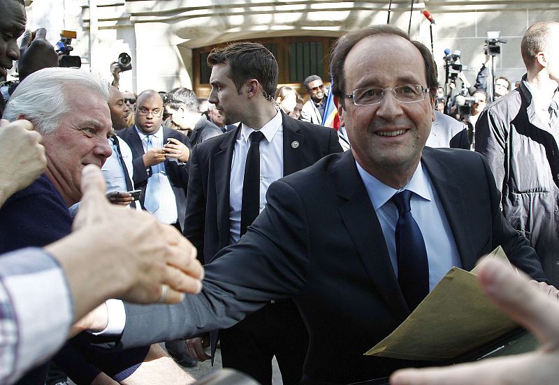 Hollande prepara su gobierno socialista y su primer 'cara a cara' con Merkel