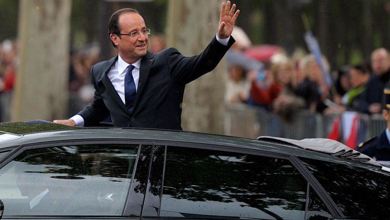 Hollande, investido presidente francés, quiere abrir una "nueva vía" en Europa
