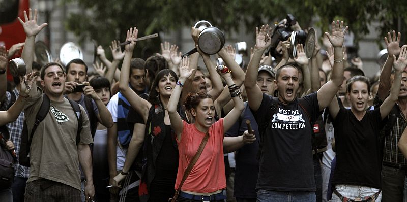 La Policía bloquea en la calle de Alcalá a un grupo de 'indignados'
