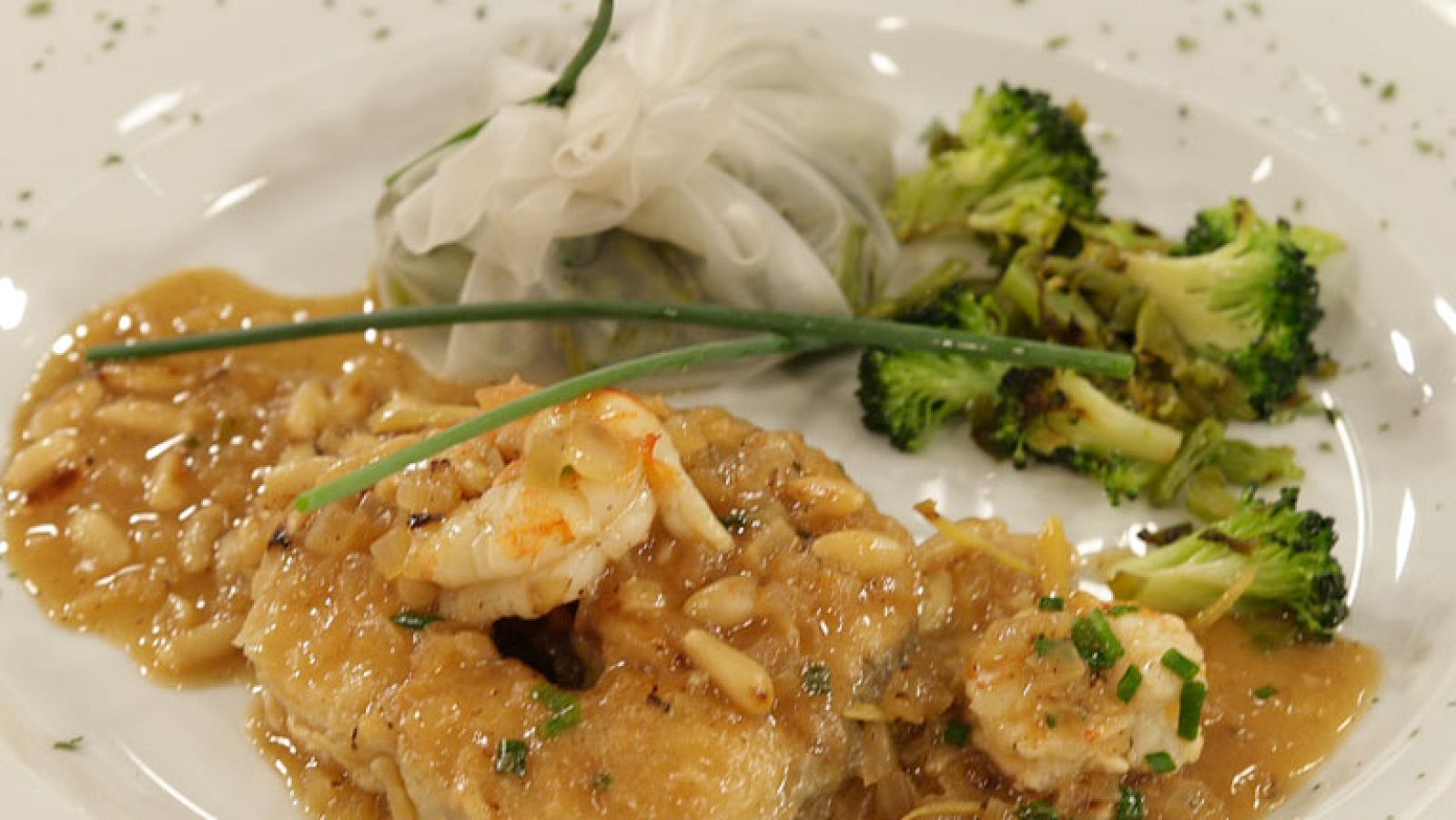 Pescadilla en salsa con saquitos de verduras