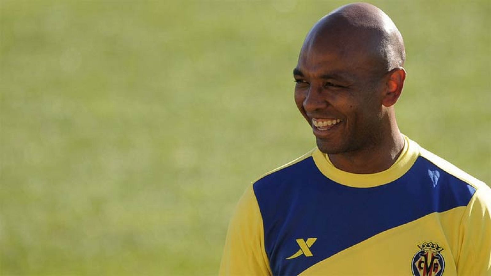 El capitán del Villarreal, Marcos Senna, ha renovado por una  temporada más con el Villarreal, cuatro días después de que el club bajase a Segunda División.