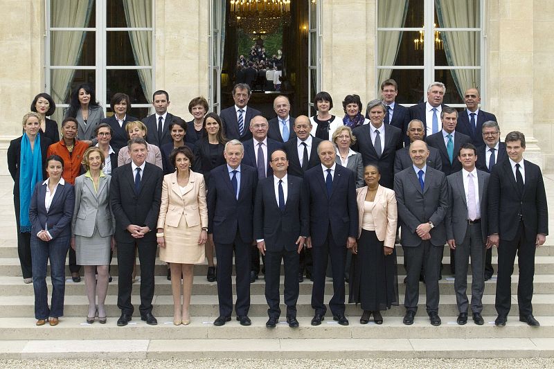 Hollande y sus ministros se bajan el sueldo un 30% y firman un código de "ejemplaridad"