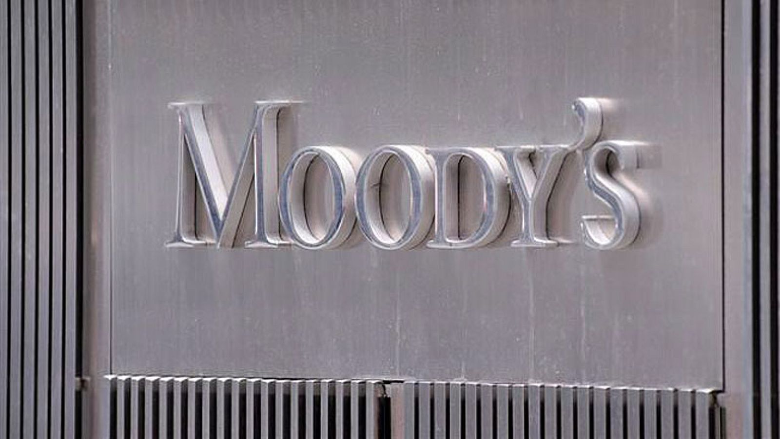 Moody's rebaja la nota de 16 bancos españoles