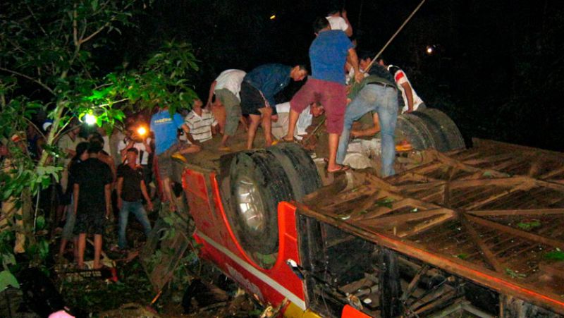 Al menos 34 muertos en Vietnam al caer un autobús por un puente