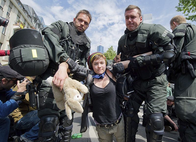 Detienen a más de 400 indignados alemanes tras otra jornada de movilizaciones cerca del BCE