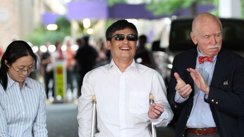 El disidente Chen Guangcheng llega a Nueva York tras abandonar China junto a su familia