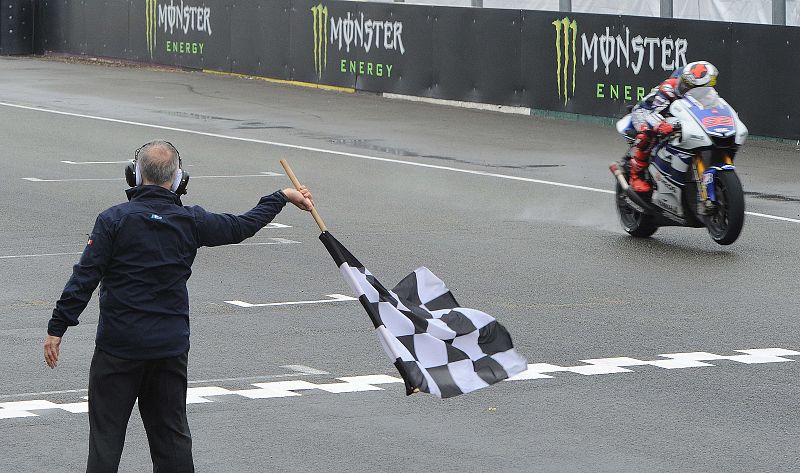 Jorge Lorenzo recupera el mando sobre la pista mojada de Le Mans