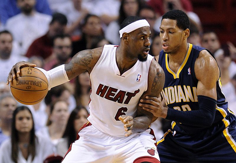 James y Wade se exhiben y los Heat se ponen con ventaja