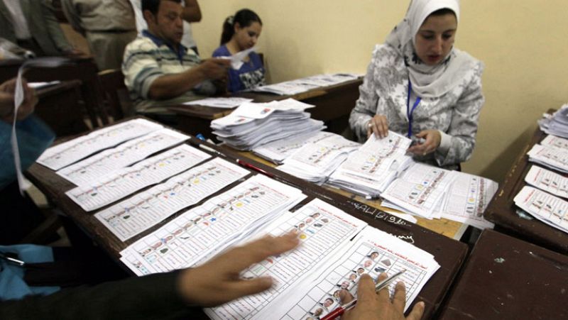Cierran los colegios electorales egipcios tras la primera vuelta y comienza el recuento de votos