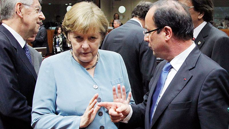 Hollande usa los eurobonos para robar el liderazgo a Merkel y quebrar el eje franco-alemán