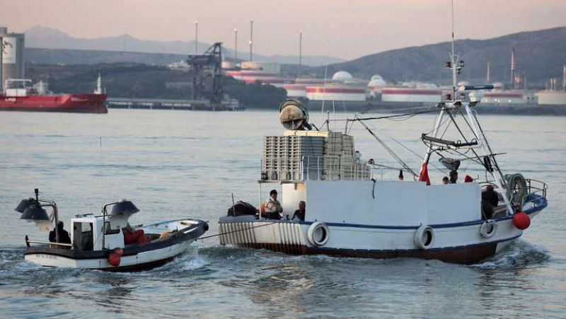 La policía de Gibraltar vuelve a hostigar a cinco pesqueros de Algeciras