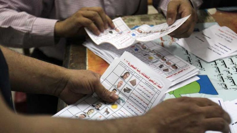 El islamista Mursi y el militar Shafiq se perfilan como ganadores de la primera vuelta en Egipto