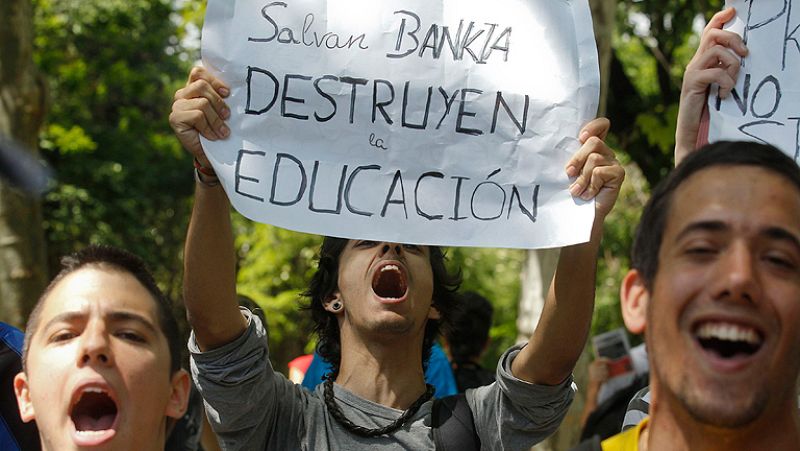 Un grupo de estudiantes increpa al ministro Wert y a los príncipes en la feria del libro