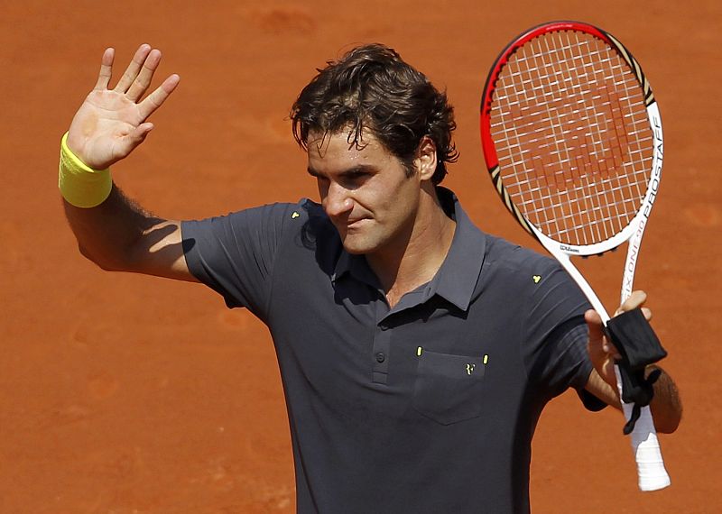 Roger Federer iguala el récord de Connors y Novak Djokovic se luce en su debut en París