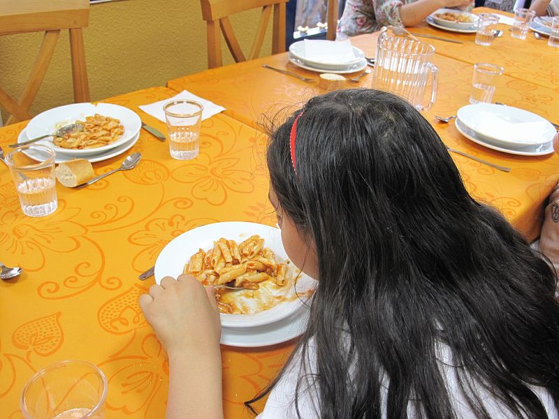 Al colegio con hambre y sin cuaderno: la crisis se ceba con los niños en España
