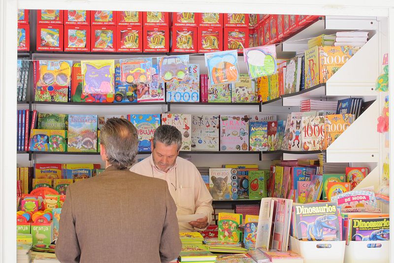Los libros infantiles alivian el desánimo en la Feria del Libro de Madrid