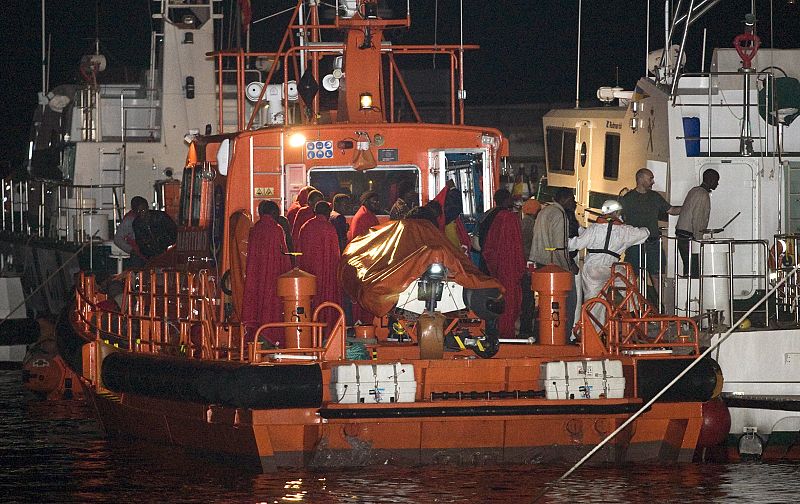 Rescatan a 56 inmigrantes de una patera a la deriva frente a la costa almeriense