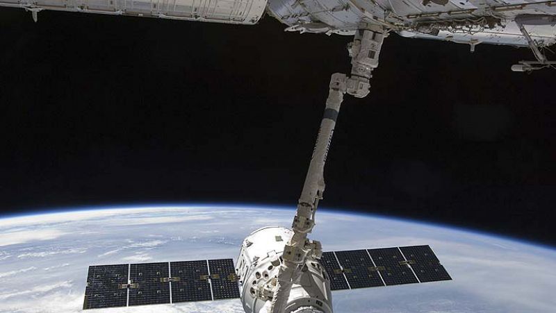 La nave privada Dragon regresa a la Tierra tras su primera misión de abastecimiento para la NASA