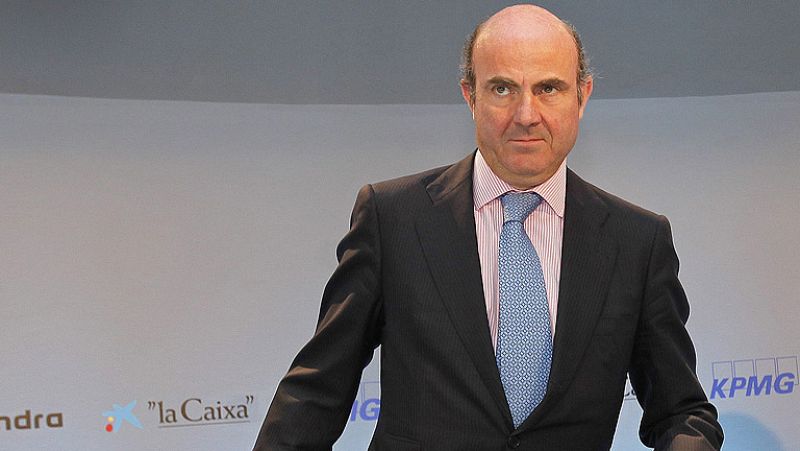 De Guindos niega una fuga de capitales y dice que el futuro del euro se juega en España e Italia
