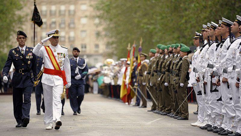 El rey reaparece en público con motivo del Día de las Fuerzas Armadas más austero