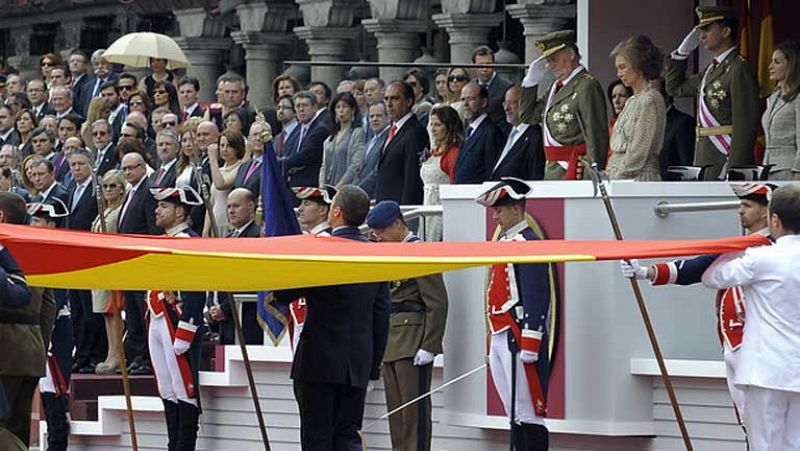 El rey reaparece con una muleta en el Día de las Fuerzas Armadas en Valladolid