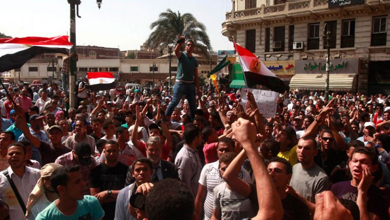 Cientos de personas siguen protestando en Tahrir por la sentencia a Mubarak