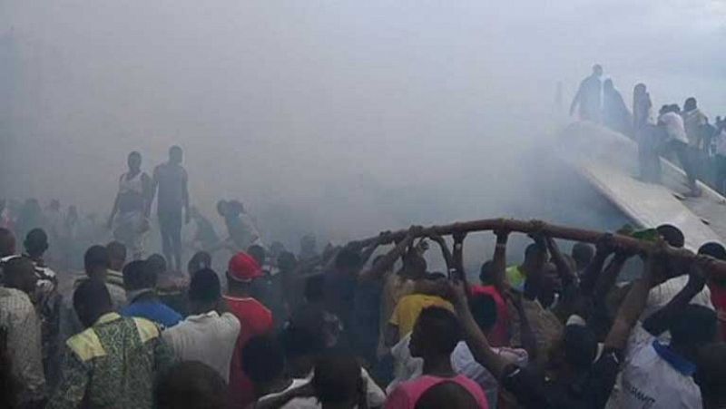 Un avión con 159 personas a bordo se estrella contra un edificio en Lagos, Nigeria
