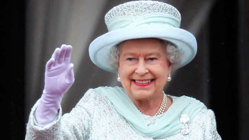 La reina Isabel II pone fin a su Jubileo desde el balcón del palacio de Buckingham