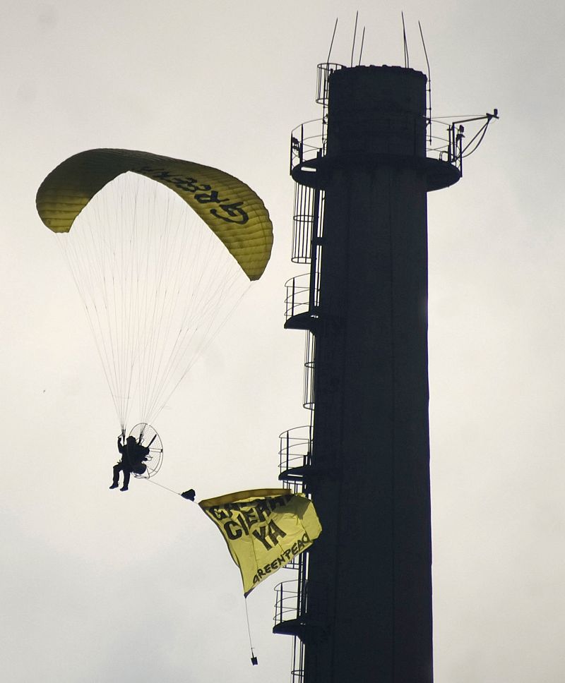 Activistas de Greenpeace sobrevuelan Garoña para evidenciar la inseguridad de la central