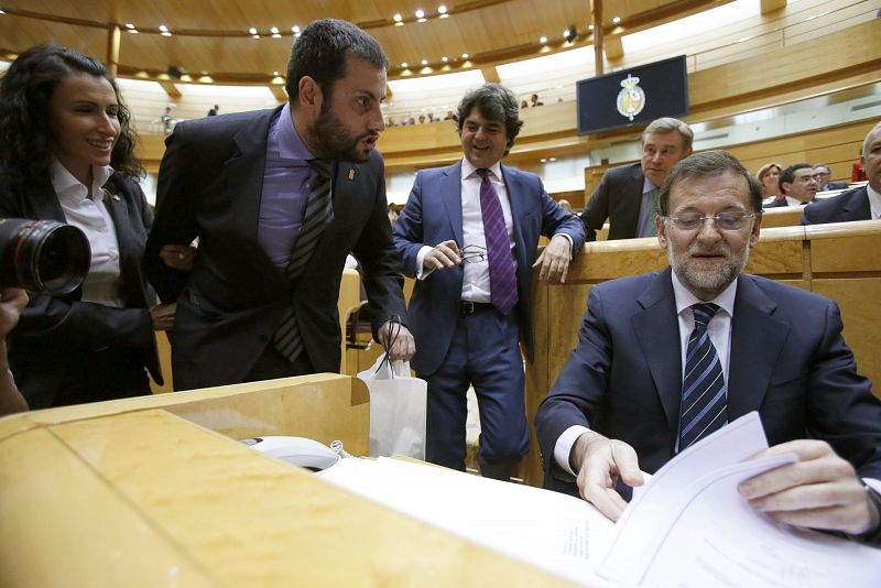 Un senador regala un casco de minero a Rajoy para que se implique en la crisis del carbón