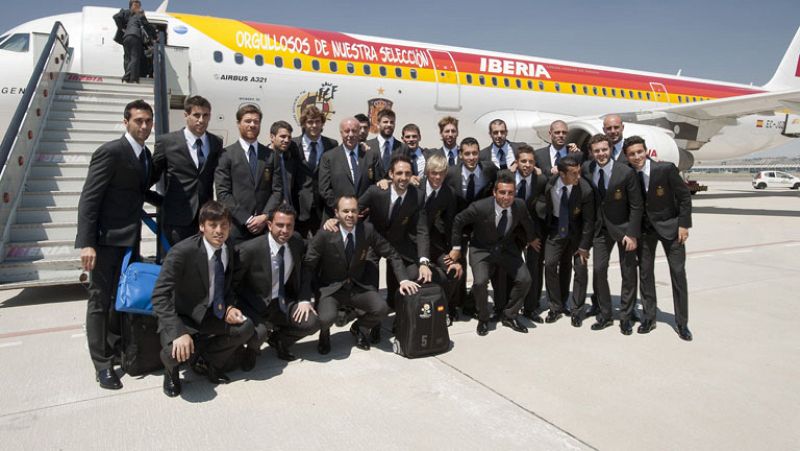 España aterriza en Gdansk en un avión que luce el lema 'orgullosos de nuestra selección'