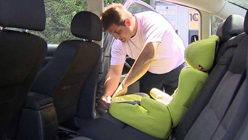 Los padres que no lleven a sus hijos con "sillita" en el coche podrán quedarse sin su tutela