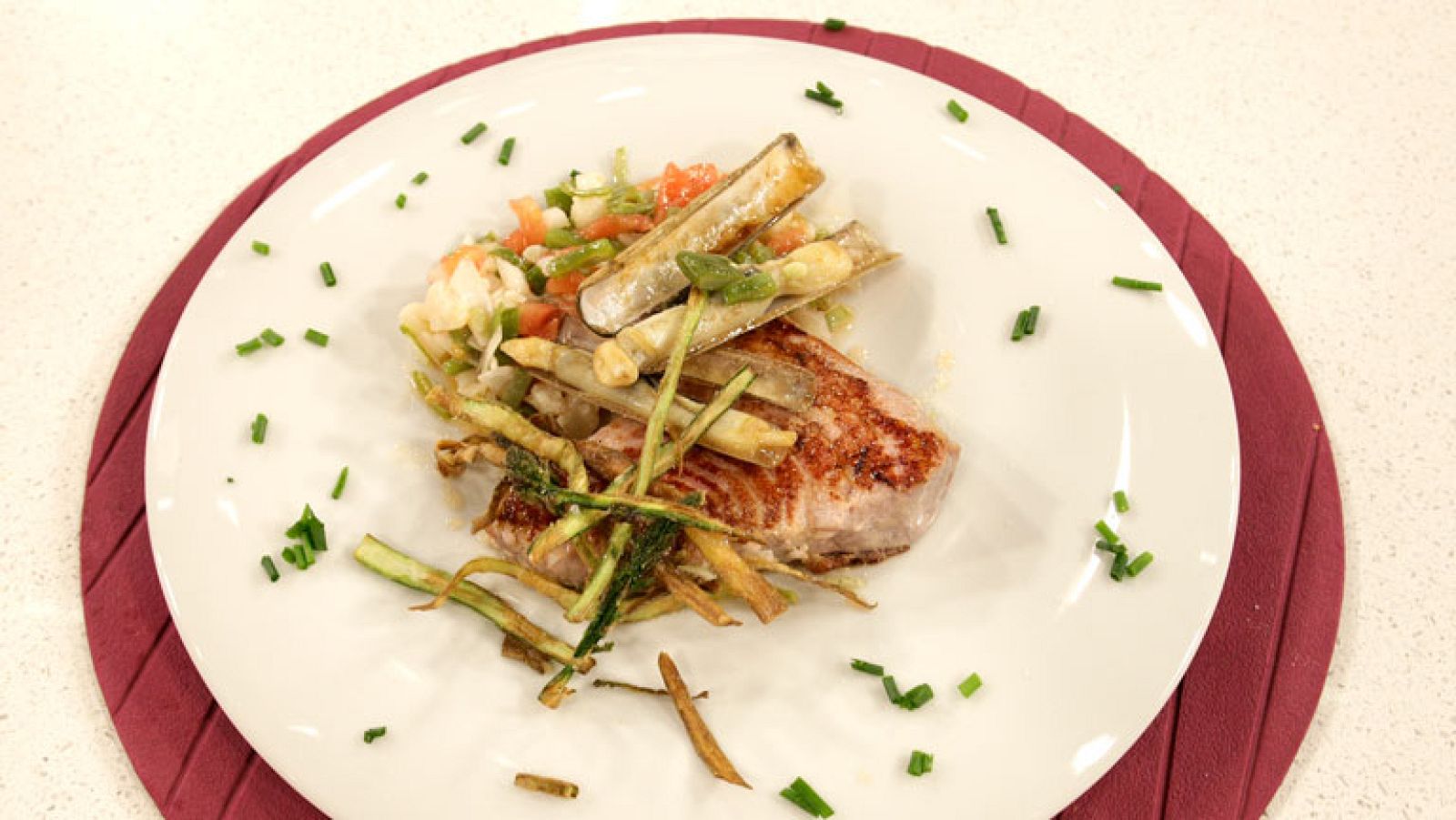 Atún a la vinagreta y crujientes de espárragos