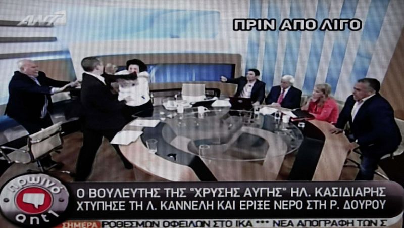 Un dirigente neonazi agrede a dos diputadas de izquierdas en un debate televisivo en Grecia