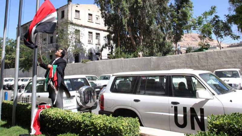 Un vehículo de observadores la ONU recibe un disparo cerca de zona de la masacre en Siria