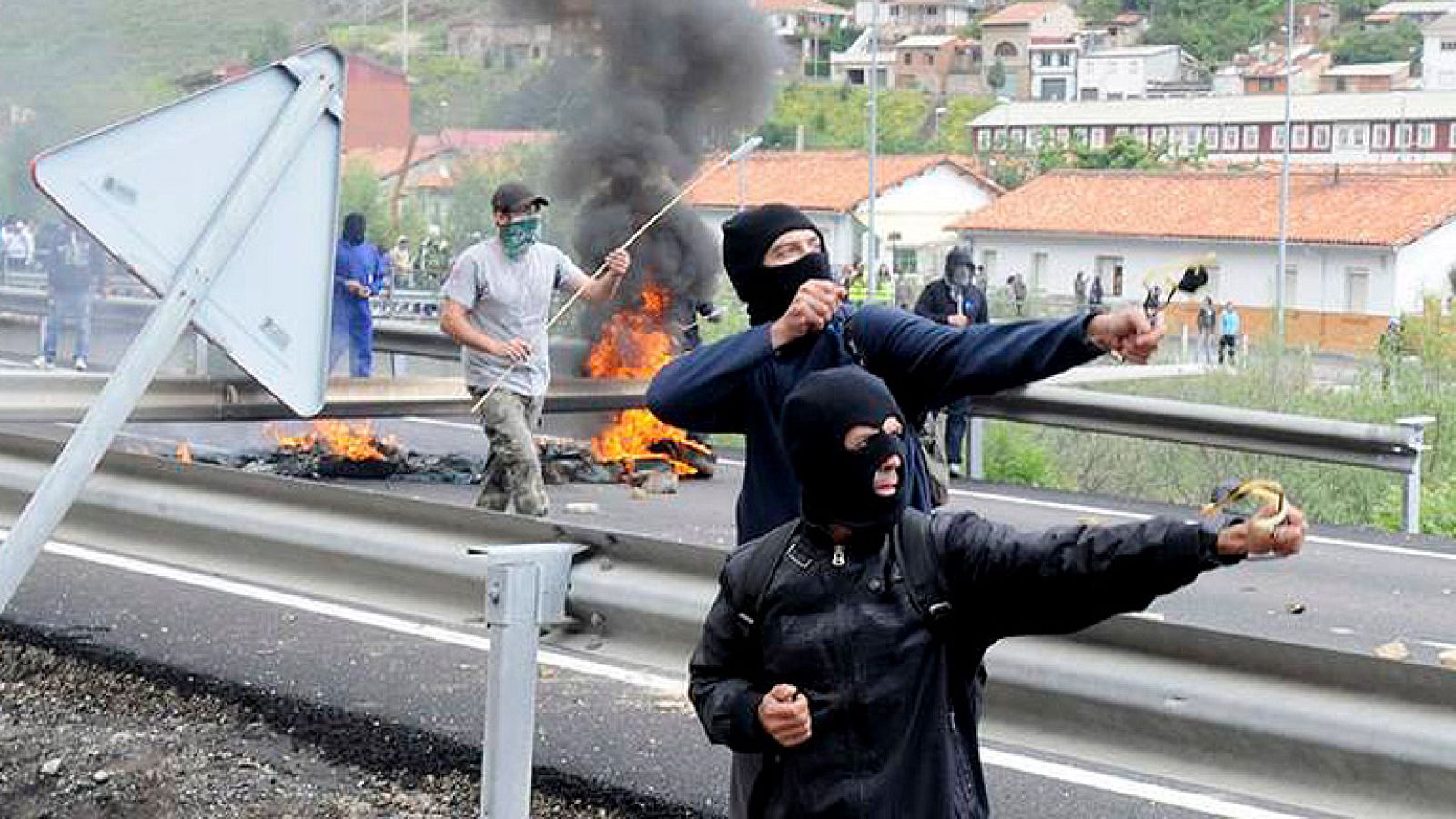 Jornada de protesta de los mineros de Asturias con cortes de carretera y trenes - La tarde en 24h | Ver