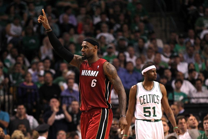 LeBron James, con 45 puntos, fuerza el séptimo partido entre Celtics y Miami, 79-98