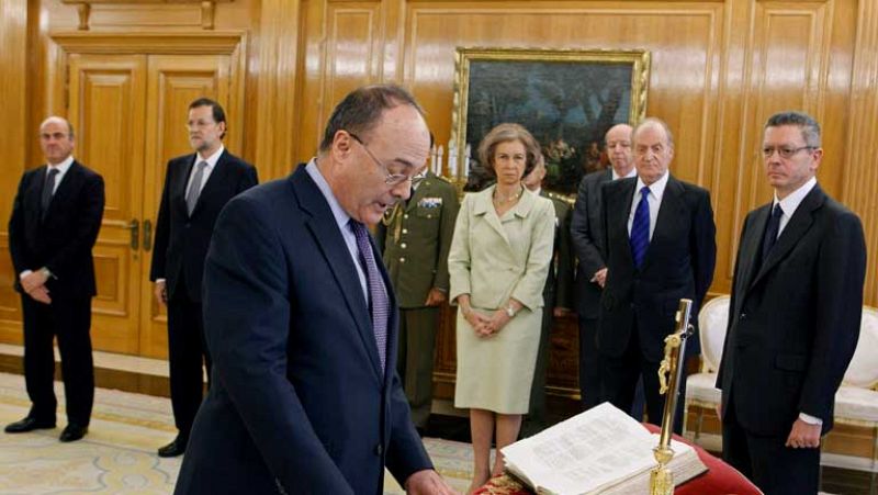 El rey felicita a Rajoy y De Guindos por el rescate y recibe a Linde con un "¡Vaya momento!"